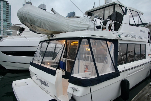 2000 Bayliner 4788 Pilot House Motoryacht, At her dock