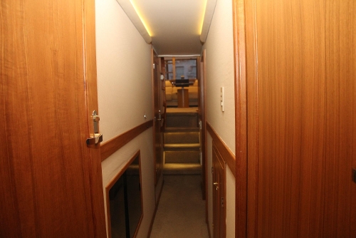 2000 Bayliner 4788 Pilot House Motoryacht, Accommodations hallway