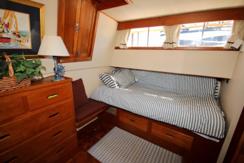 1977 Grand Banks 42 Classic, Port pull-out berth