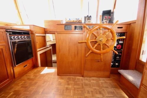 1977 Grand Banks 42 Classic, Helm station