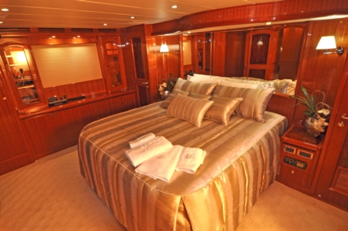2011 Hampton 75 Endurance LRC, Master Stateroom