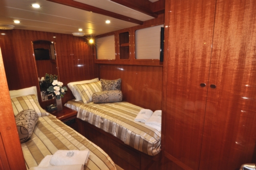2011 Hampton 75 Endurance LRC, Twin Guest Cabin