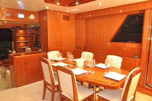 2011 Hampton 75 Endurance LRC, Dining table