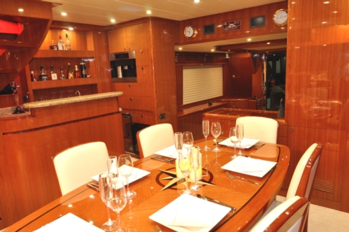 2011 Hampton 75 Endurance LRC, Dining table