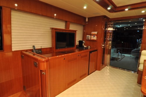2011 Hampton 75 Endurance LRC, Skybridge starboard view