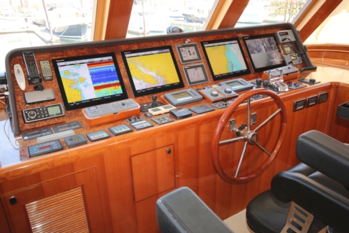 2011 Hampton 75 Endurance LRC, Helm Station