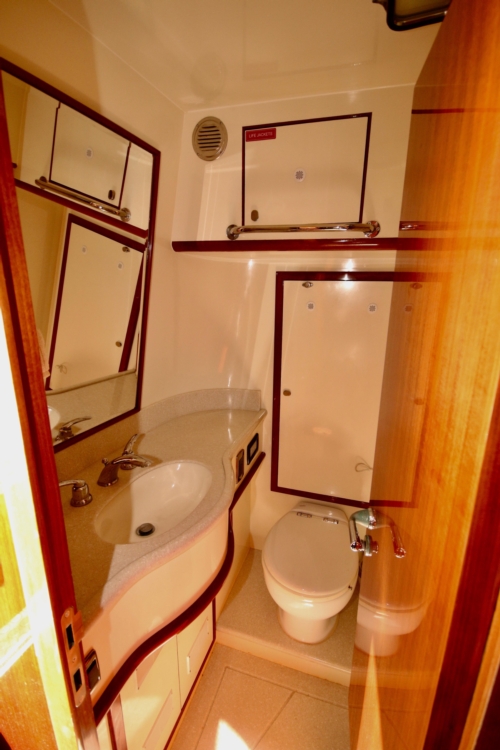 2011 Hampton 75 Endurance LRC, Crew head/vanity