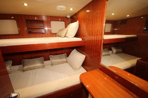 2011 Hampton 75 Endurance LRC, Crew Quarter cabin