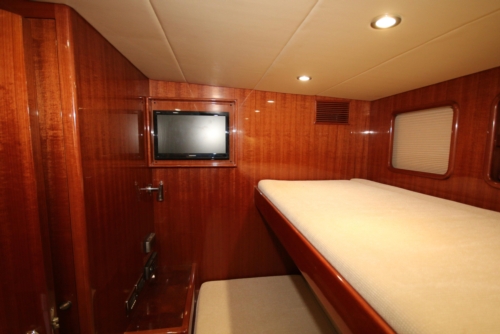 2011 Hampton 75 Endurance LRC, Crew Quarter cabin