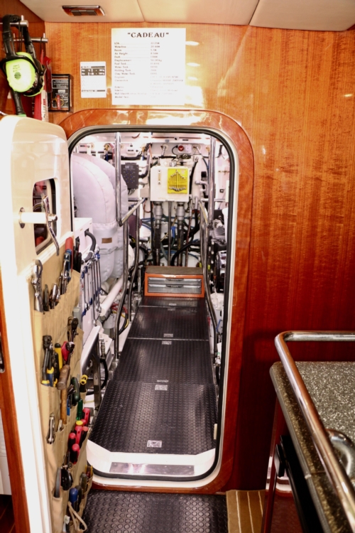 2011 Hampton 75 Endurance LRC, Engine room entrance