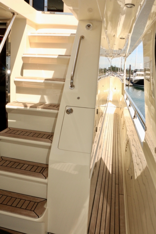 2011 Hampton 75 Endurance LRC, Cockpit stairs to boat deck