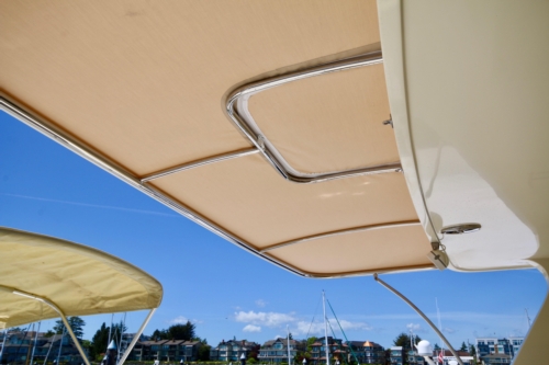 2011 Hampton 75 Endurance LRC, Sun canopy over boat deck