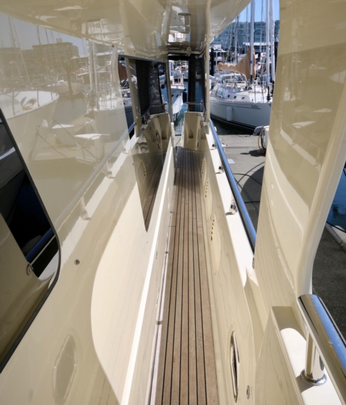 2011 Hampton 75 Endurance LRC, Walk-around side decks
