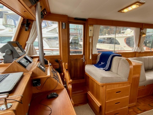 1998 Grand Banks 42 Classic, Lower helm 5
