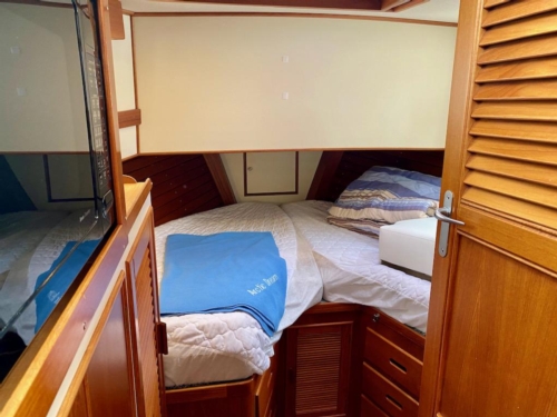 1998 Grand Banks 42 Classic, Fwd guest cabin overview