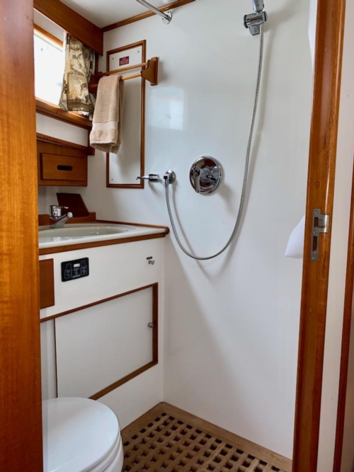1998 Grand Banks 42 Classic, Fwd guest head 2