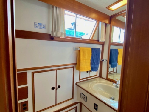 1998 Grand Banks 42 Classic, Aft cabin head 1