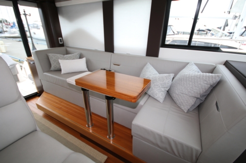 2018 Tiara Yachts C39 Coupe, Settee