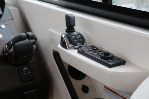 2018 Tiara Yachts C39 Coupe, Joystick controls