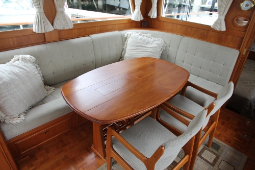 2001 Grand Banks 42 Classic, Dinning Table and Chairs