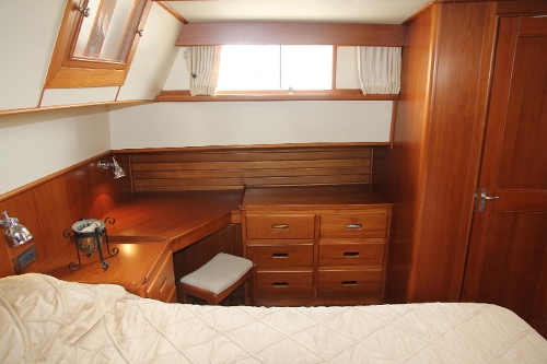 2001 Grand Banks 42 Classic, Desk and Cabinet Storage