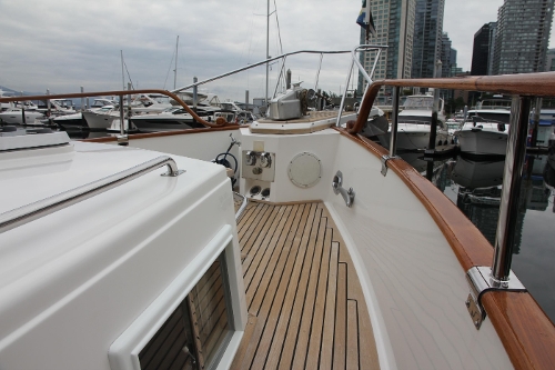 2001 Grand Banks 42 Classic, Foredeck Finishes
