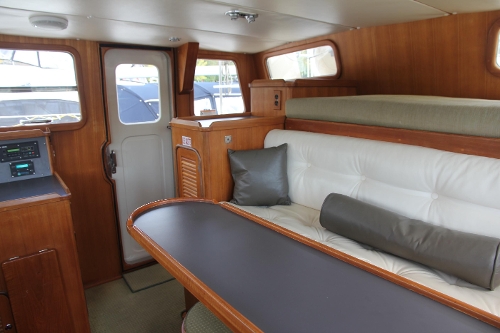 2000 Nordhavn Pilothouse, Pilothouse Settee and Table