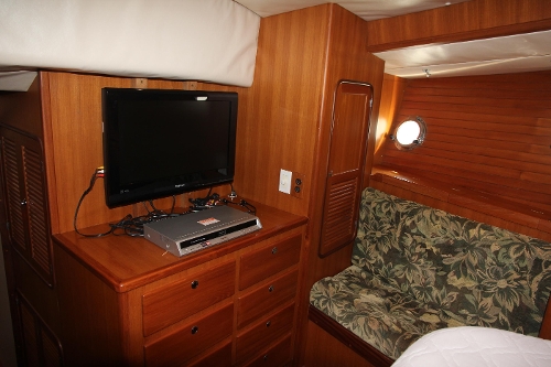 2000 Nordhavn Pilothouse, Television and Storgae