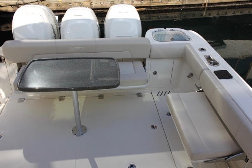 2017 Boston Whaler 345 Conquest, Removable Dinning Table