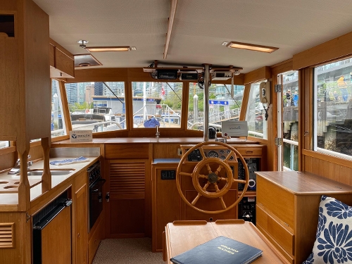 1982 Grand Banks 36 Classic, Lower helm