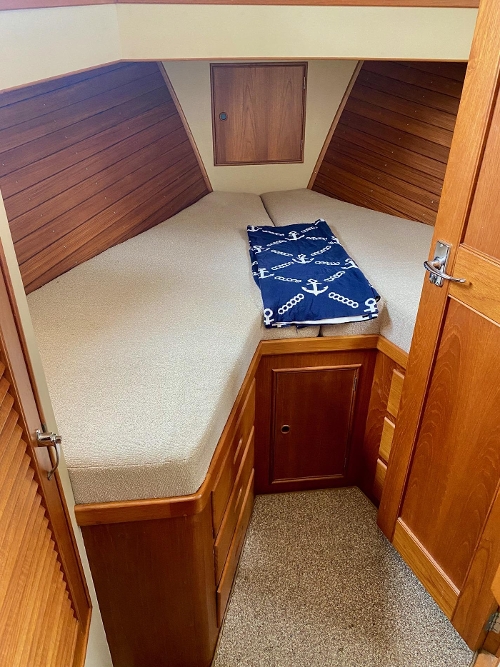 1982 Grand Banks 36 Classic, Forward cabin