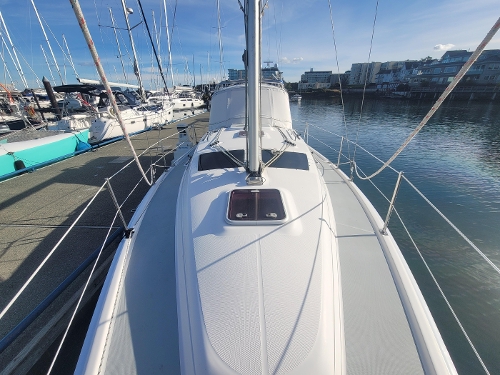 2006 Hunter 33, Foredeck looking aft