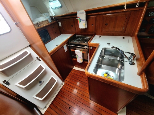 2001 Beneteau 331, Galley to port