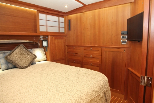 2015 Sabre 54 Salon Express, Midships master cabin
