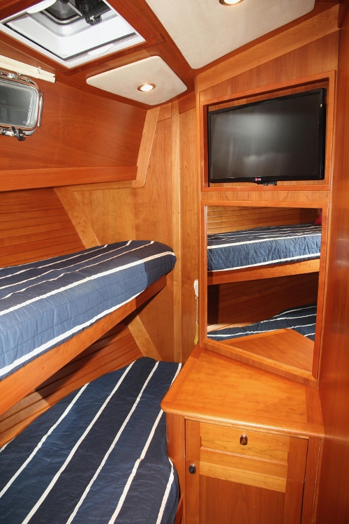 2015 Sabre 54 Salon Express, Port bunk cabin