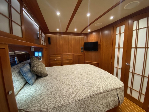 2015 Sabre 54 Salon Express, Midships master cabin