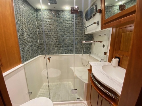 2015 Sabre 54 Salon Express, Midships master ensuite