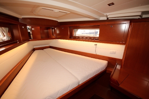 2012 Beneteau Oceanis 41, Forward Cabin
