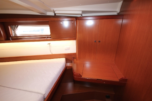 2012 Beneteau Oceanis 41, Forward cabin vanity