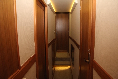 2000 Bayliner 4788 Pilot House Motoryacht, Accommodations hallway