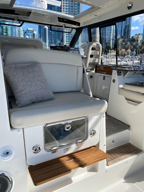 2022 Boston Whaler conquest 405, 