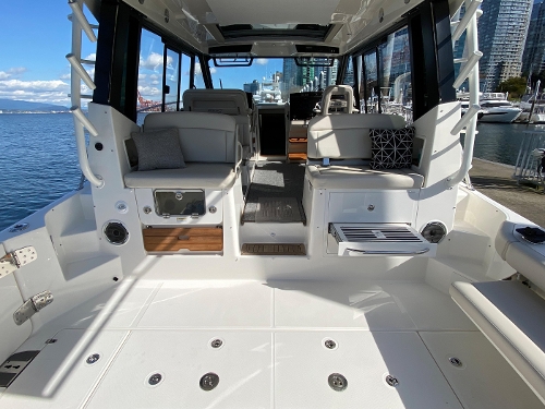 2022 Boston Whaler conquest 405, 