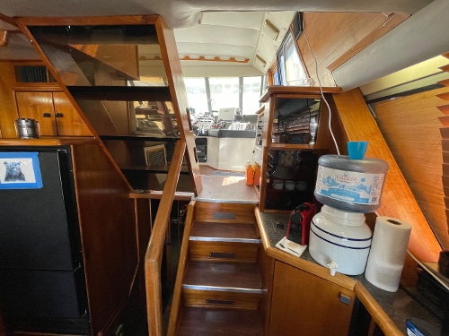 1989 Bayliner 4588 Motoryacht, Companionway Up