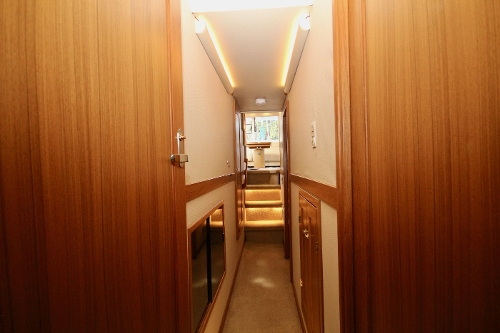2000 Bayliner 4788 Pilot House Motoryacht, Accommodations Hallway