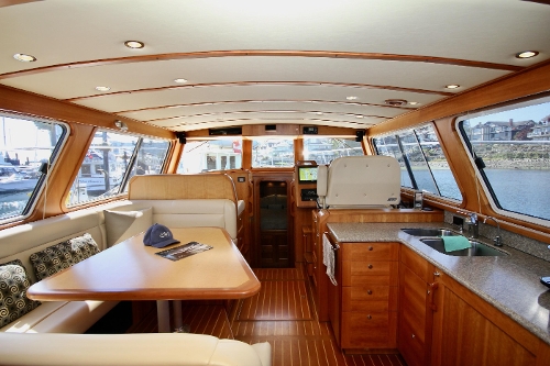 2009 Coastal Craft 450 IPS Flybridge, Salon