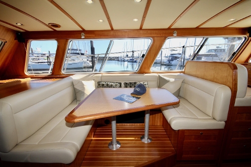 2009 Coastal Craft 450 IPS Flybridge, Salon