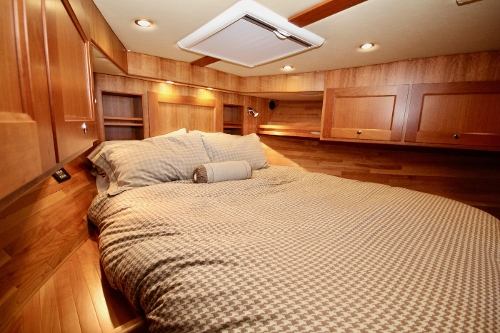 2009 Coastal Craft 450 IPS Flybridge, Master Cabin Fwd