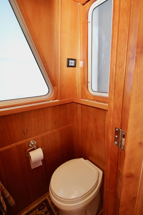 2009 Coastal Craft 450 IPS Flybridge, Guest / Day Head