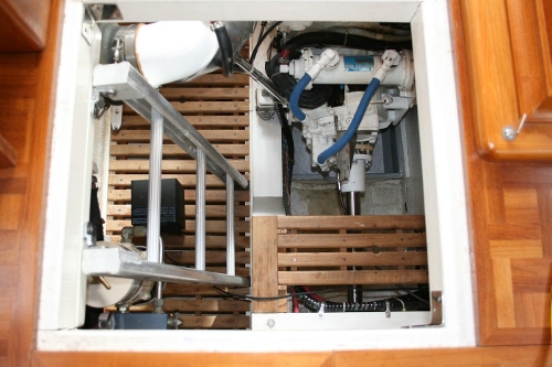 2001 Grand Banks Classic, Engine Room Access