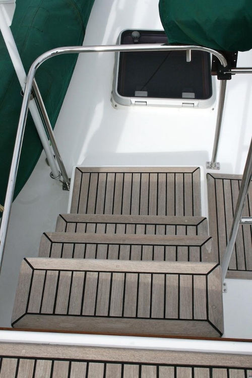 2001 Grand Banks Classic, Steps from flybridge